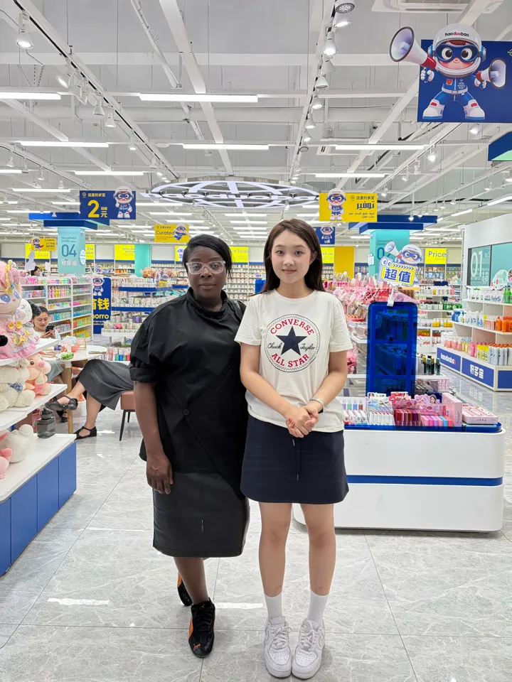 英国客户 Matilde 到访义乌好多宝采购现场